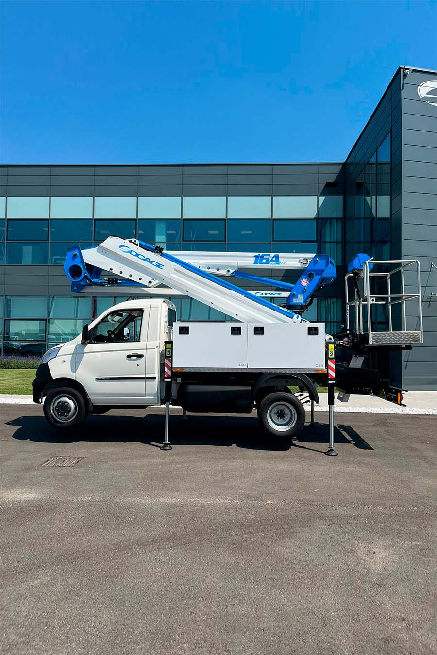 Small bucket truck 16A Compact